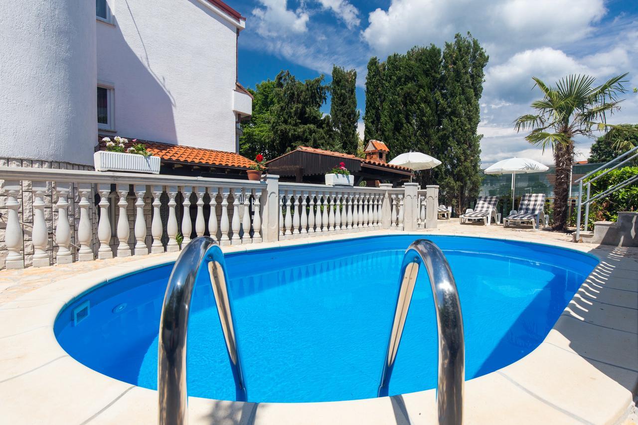 Apartments Pavic Malinska Bagian luar foto